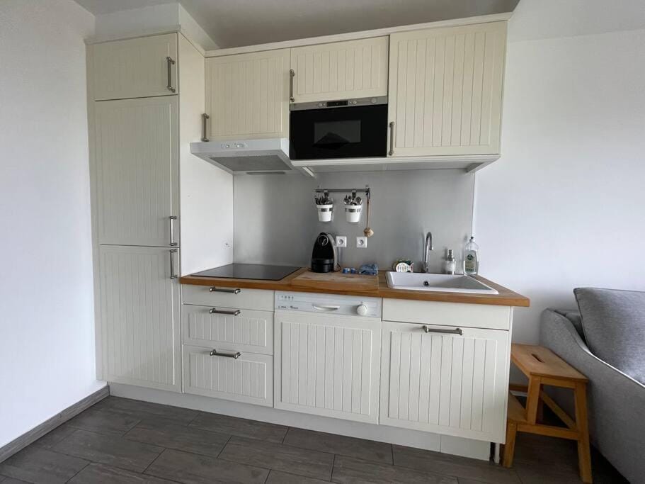 Kitchen or kitchenette, dishwasher, minibar