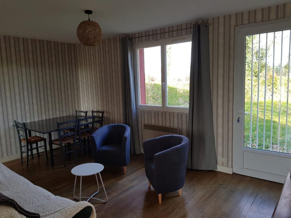 Charmant Gîte Familial avec Grand Jardin et Confort Moderne à Bengy-sur-Craon - FR-1-586-33 House in Centre-Val de Loire