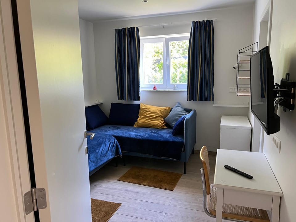 Bed, TV and multimedia, Living room, Photo of the whole room, Seating area, Bedroom, hair dresser