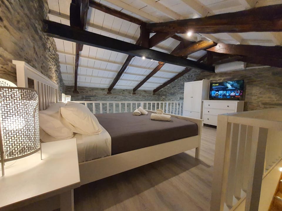 Bed, TV and multimedia, Evening entertainment, Bedroom