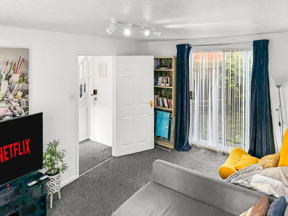 New Manchester Getaway Home - Free Gated Parking with Fob Apartment in Salford