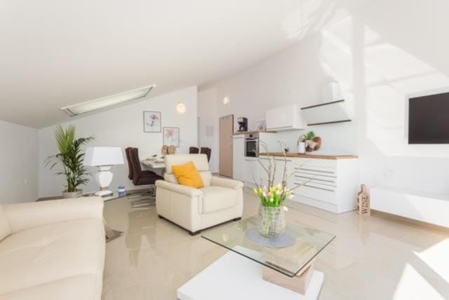TV and multimedia, Kitchen or kitchenette, Living room