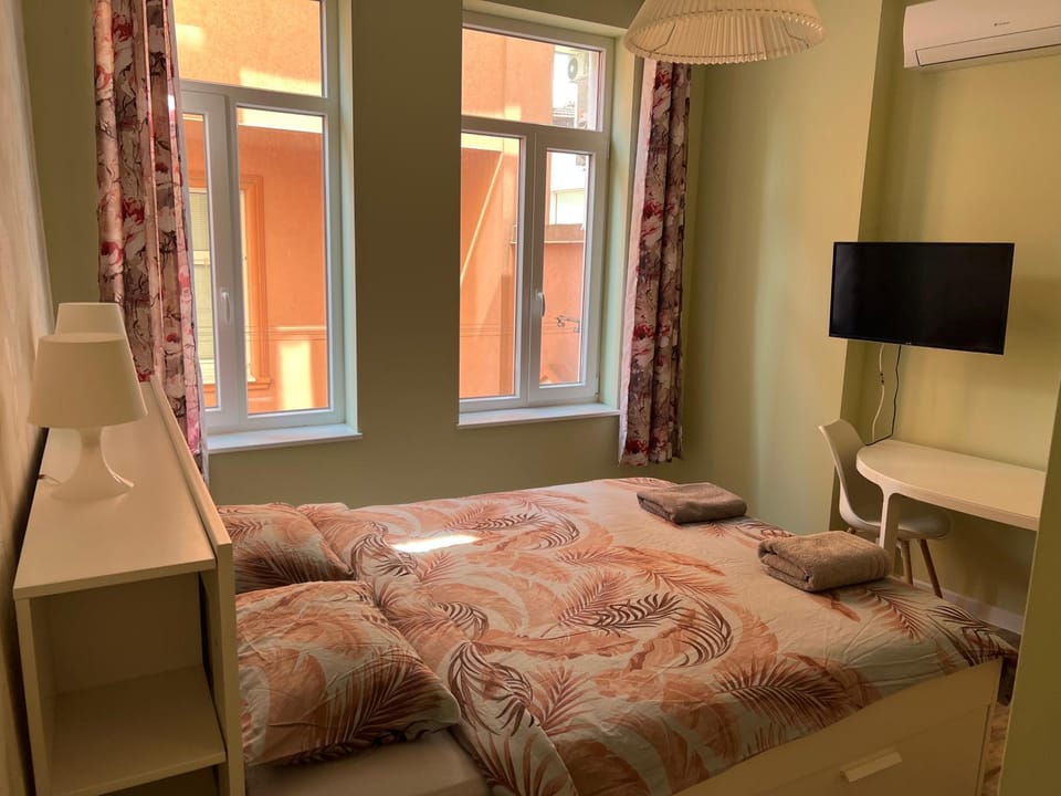 Communal lounge/ TV room, Bed, TV and multimedia, Photo of the whole room, Bedroom, air conditioner