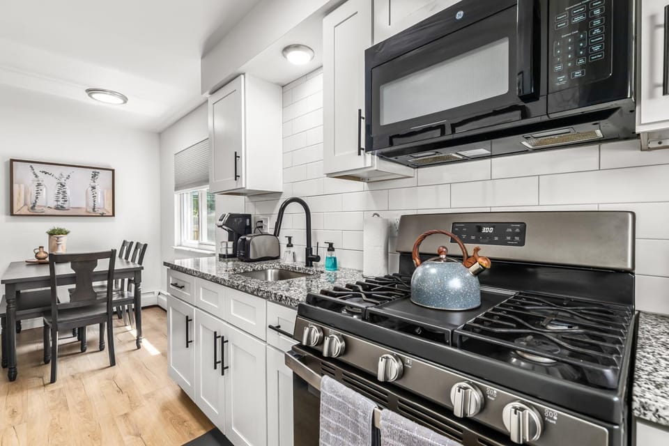 Bright & Spacious 2 Bedroom, Quiet Apartment in Mount Clemens