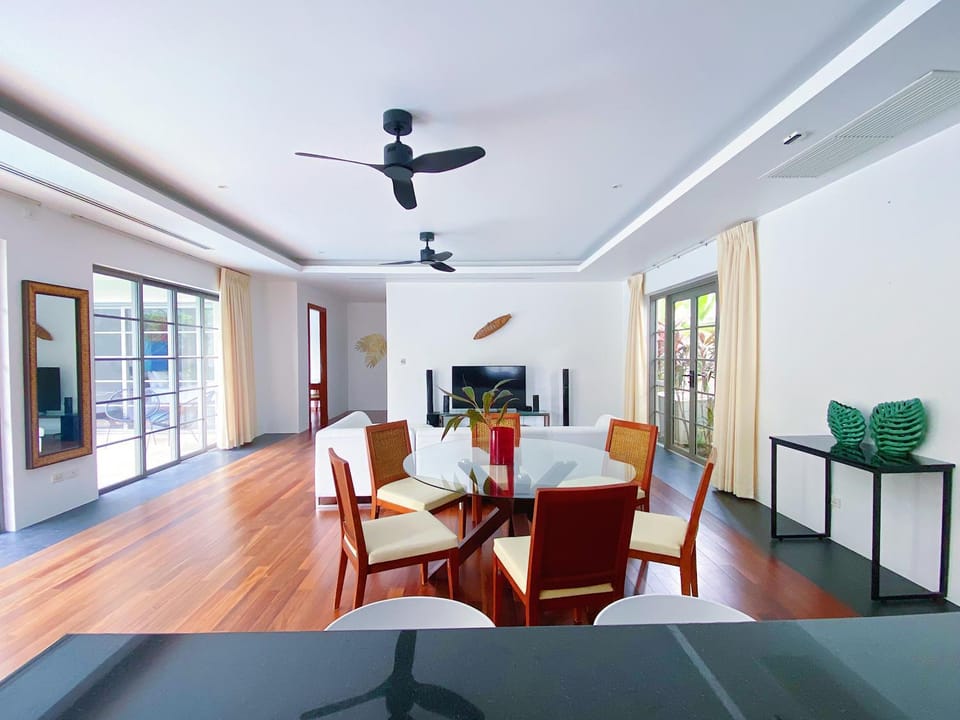 Luxe 2br Pool Villa walk to Bangtao Beach Villa in Choeng Thale