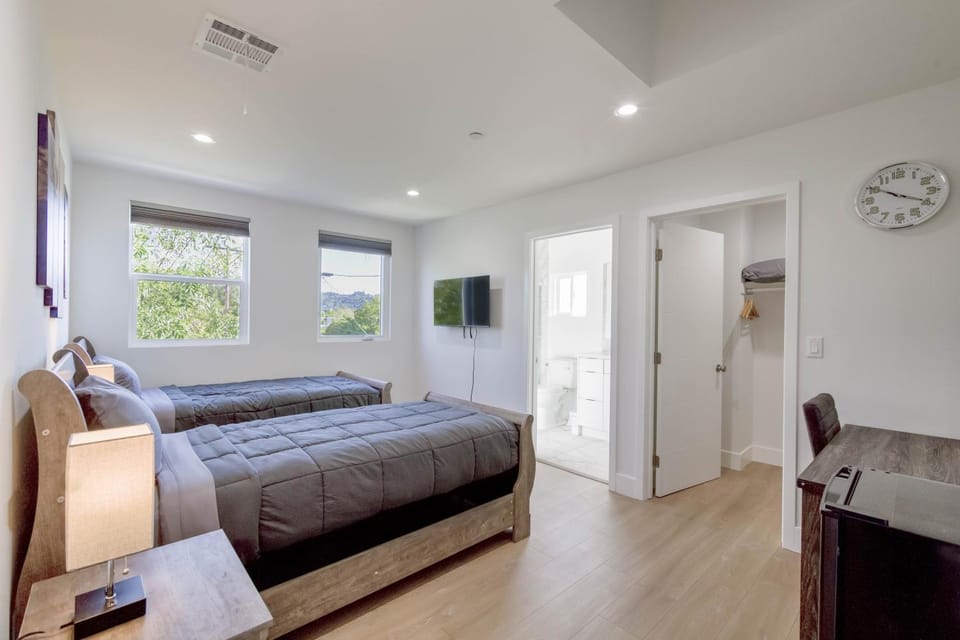 Bed, TV and multimedia, Photo of the whole room, Seating area, Bedroom