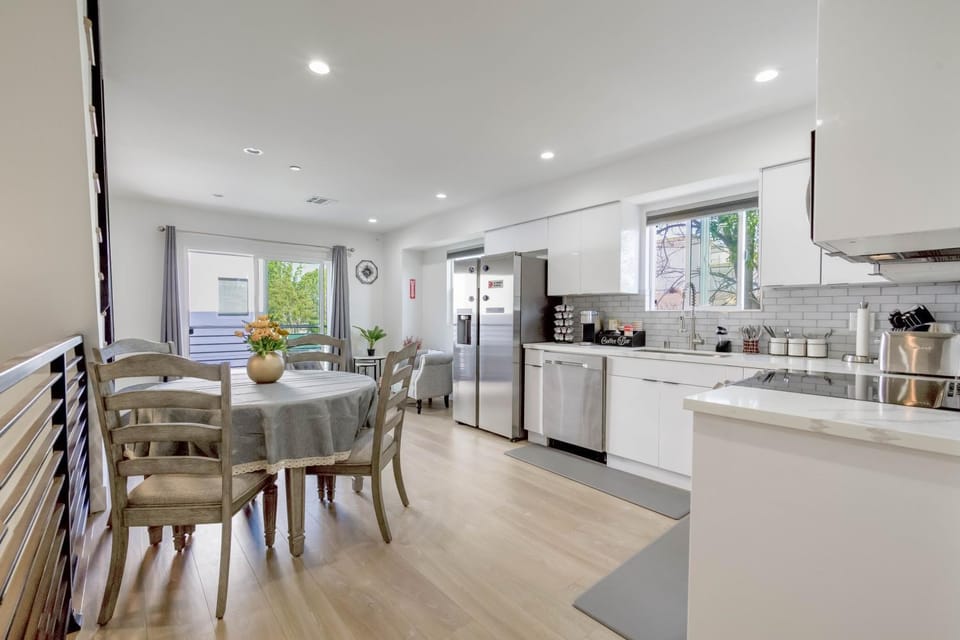 Coffee/tea facilities, Kitchen or kitchenette, Living room, Seating area, Dining area, dishwasher, minibar, oven, pet friendly, stove, toaster