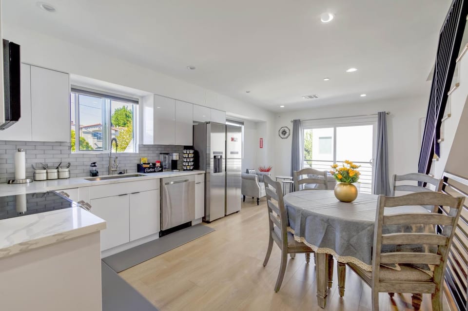 Coffee/tea facilities, Kitchen or kitchenette, Living room, Seating area, Dining area, dishwasher, minibar, oven, pet friendly, stove, toaster