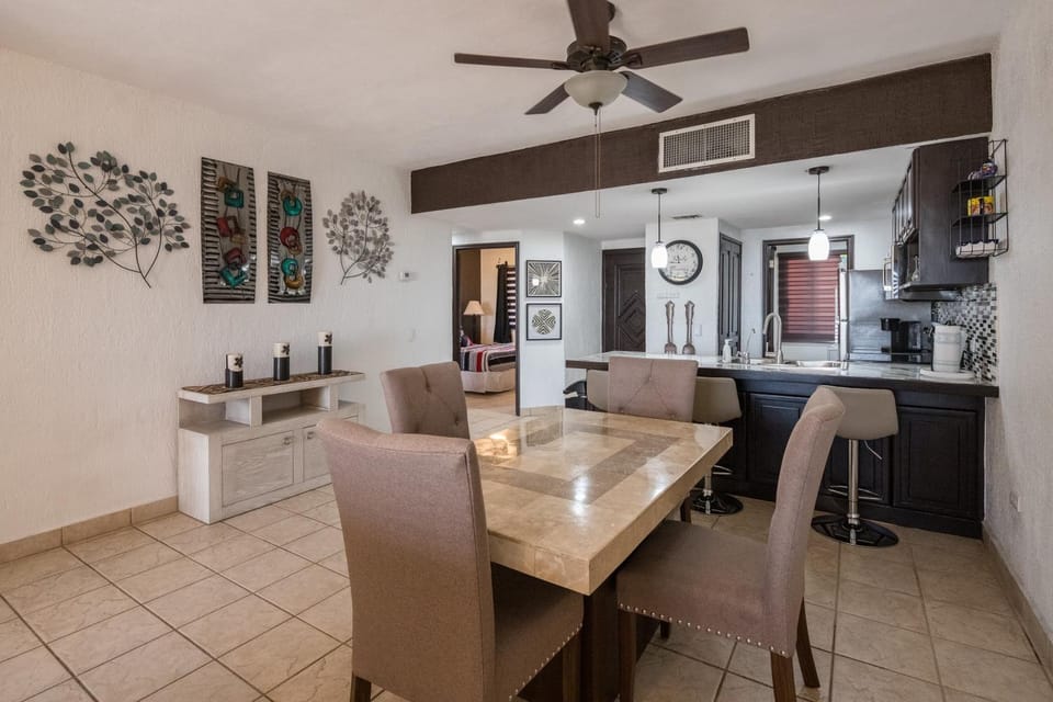 Kitchen or kitchenette, Seating area, Dining area