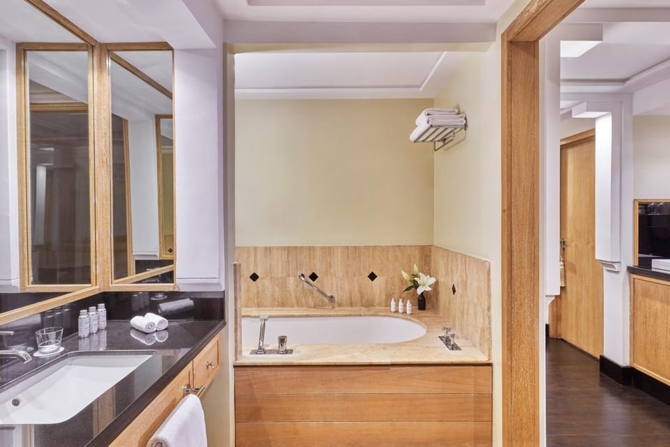 Bathroom, Bath, towels