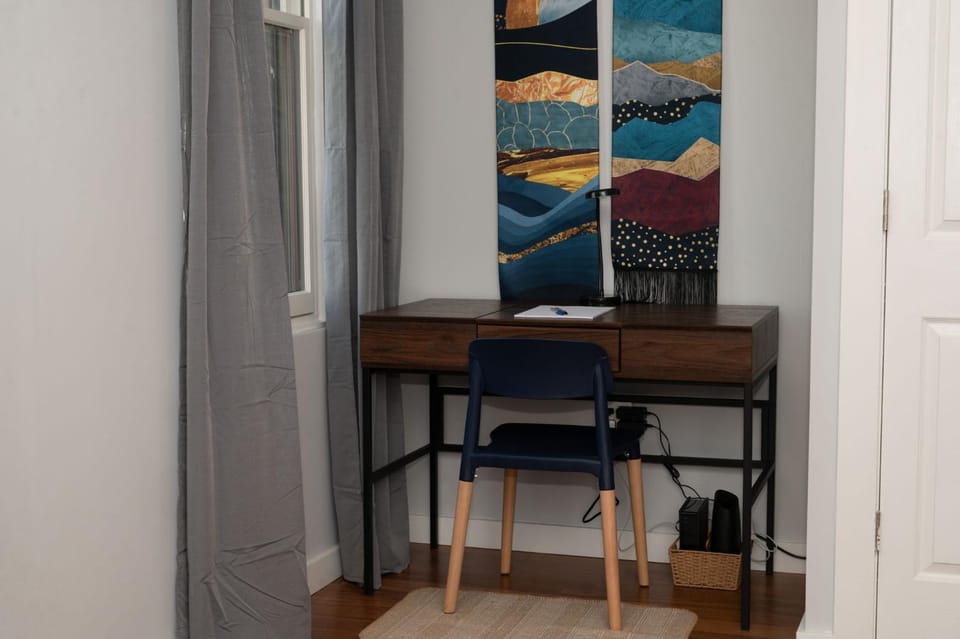 Prime OTR steps to Vine St, Lux Full Bed, Workspace, fast WiFi, 50in Smart TV, Sleeps 3ppl Apartment in Over The Rhine