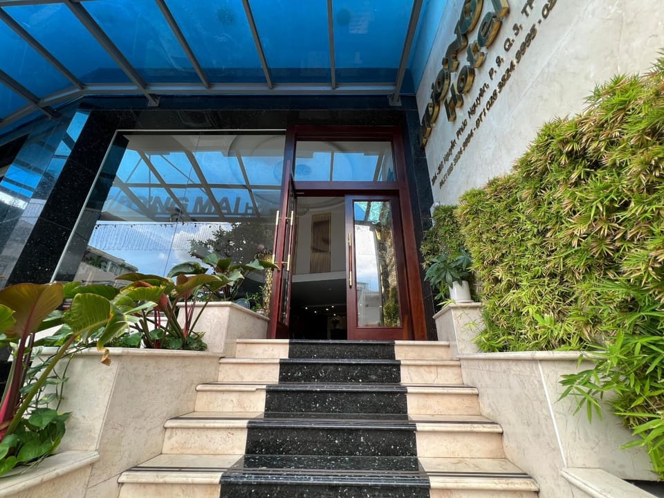 Facade/entrance, Day, Garden