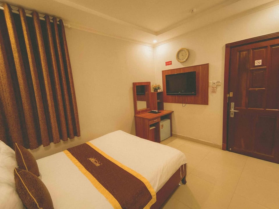 Bed, TV and multimedia, Bedroom, wardrobe