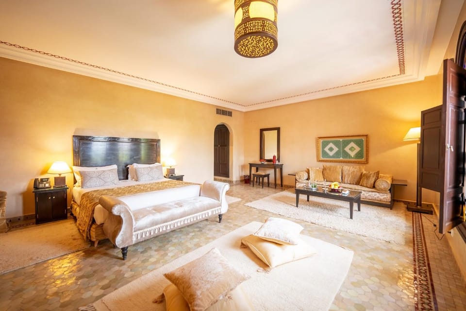 Bed, Living room, Photo of the whole room, Seating area, Bedroom