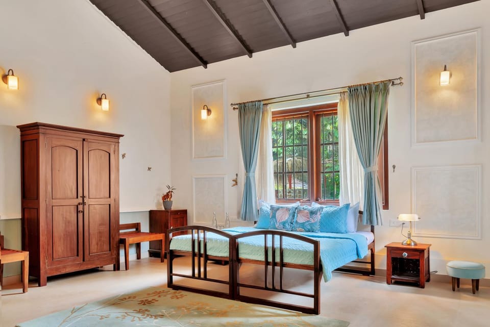 Bed, Photo of the whole room, Seating area, Bedroom, wardrobe