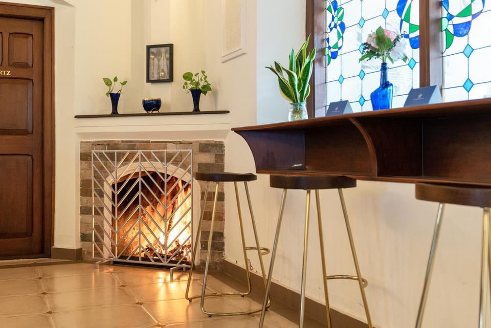 Seating area, fireplace, internet