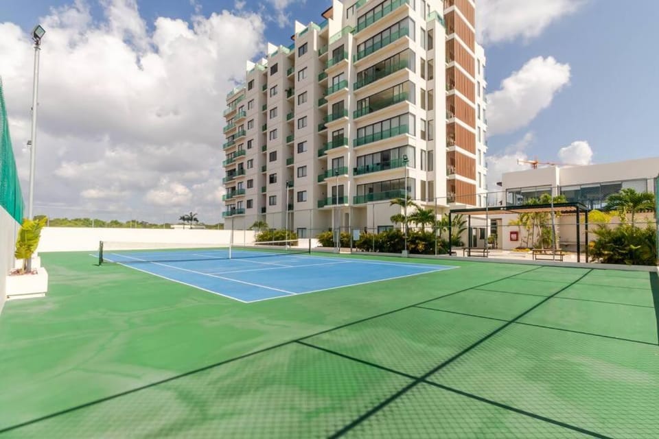 Day, Tennis court