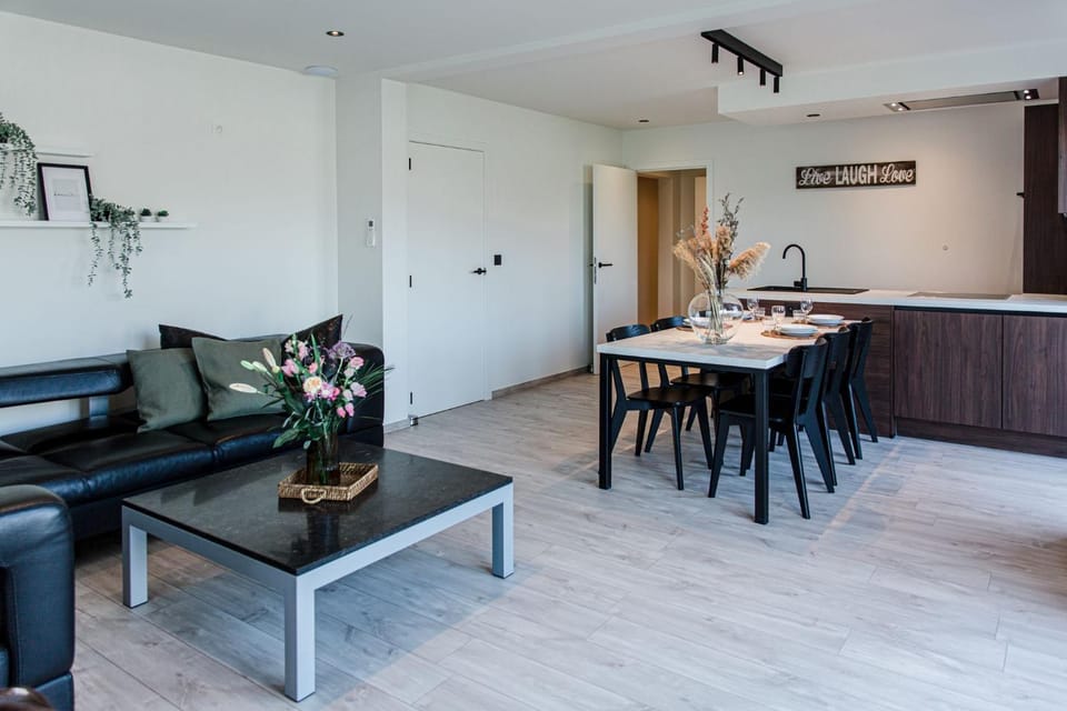 Kitchen or kitchenette, Living room, Seating area, Dining area