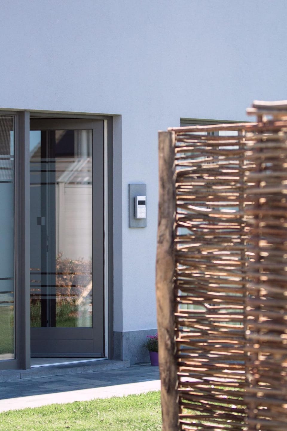 Property building, Facade/entrance, Garden, Balcony/Terrace