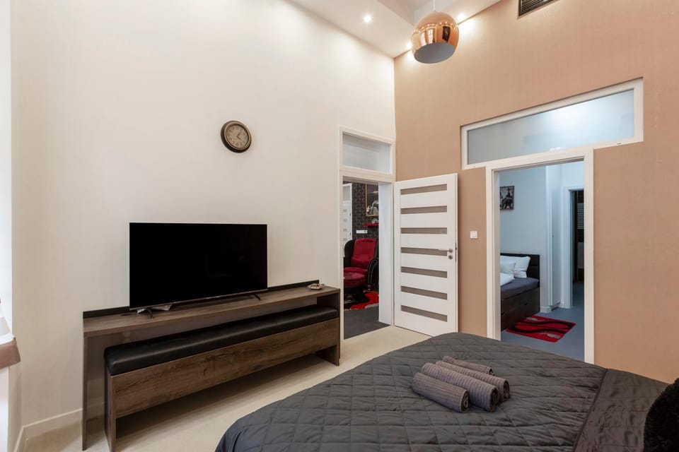 Bed, TV and multimedia, Photo of the whole room, Seating area, Evening entertainment, Bedroom, towels, wardrobe