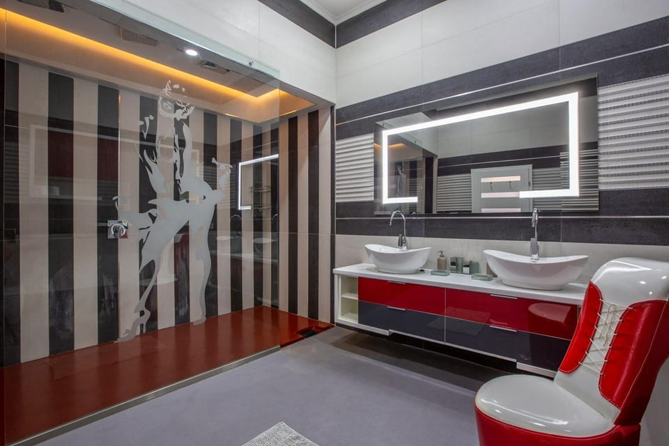 Bed, Bathroom, Photo of the whole room, Bedroom