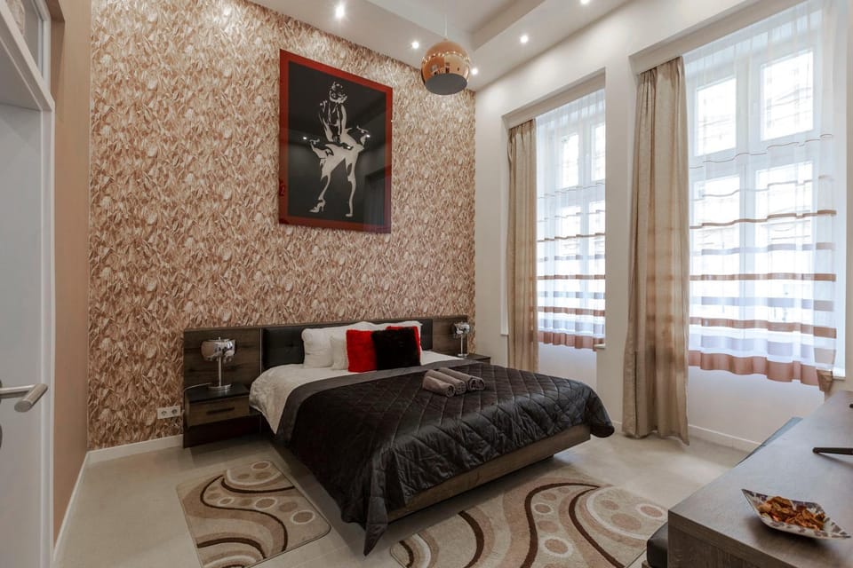 Bed, Photo of the whole room, Seating area, Bedroom