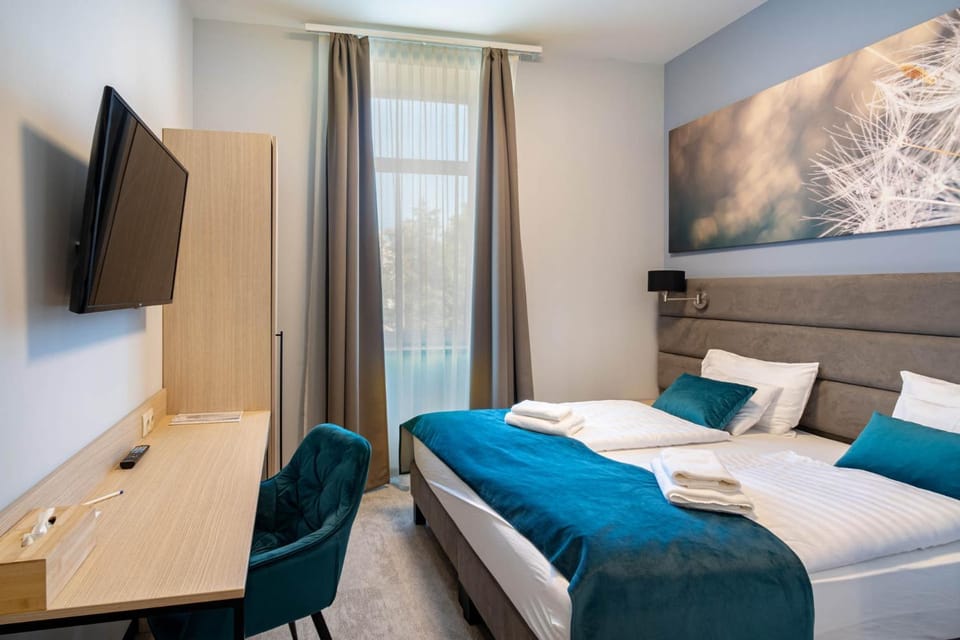 Bed, TV and multimedia, Bedroom, towels