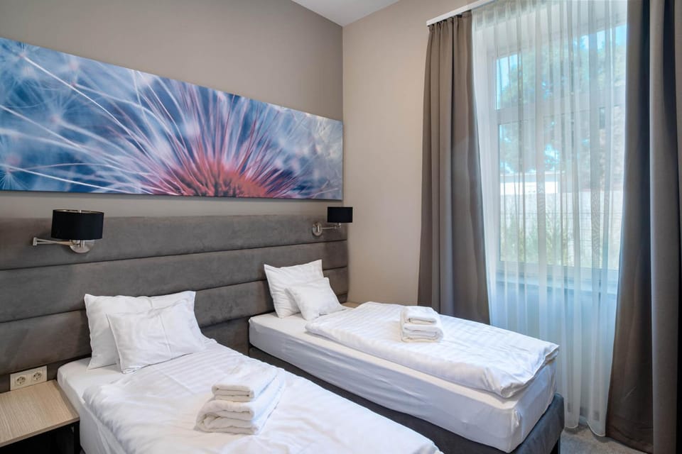 Bed, towels