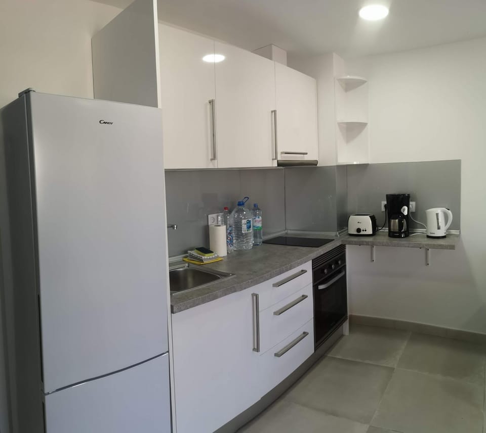 Coffee/tea facilities, Kitchen or kitchenette, oven, stove, toaster