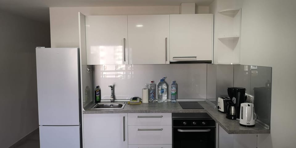 Coffee/tea facilities, Kitchen or kitchenette, stove, toaster