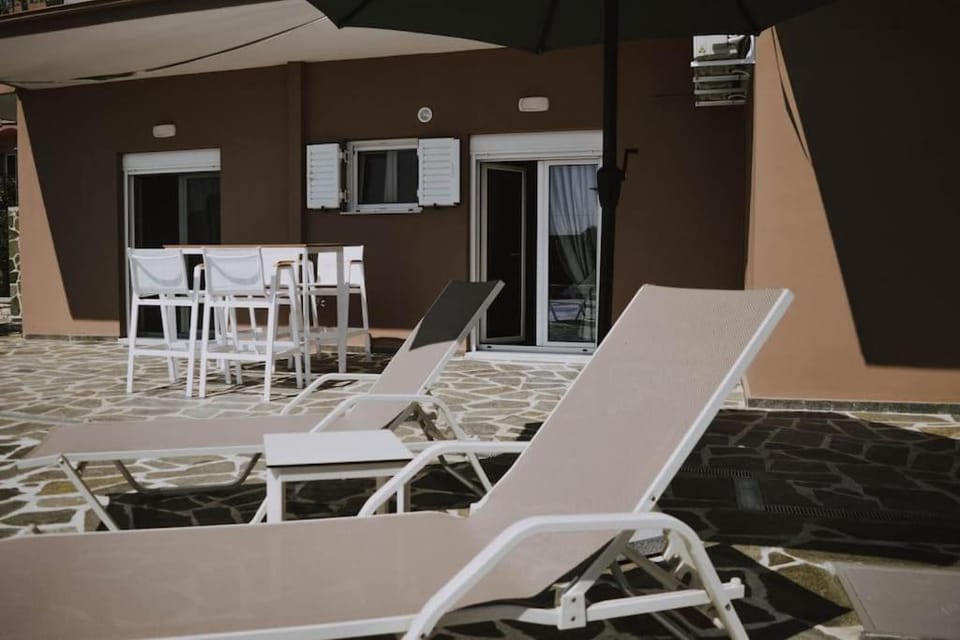 Patio, Day, sunbed