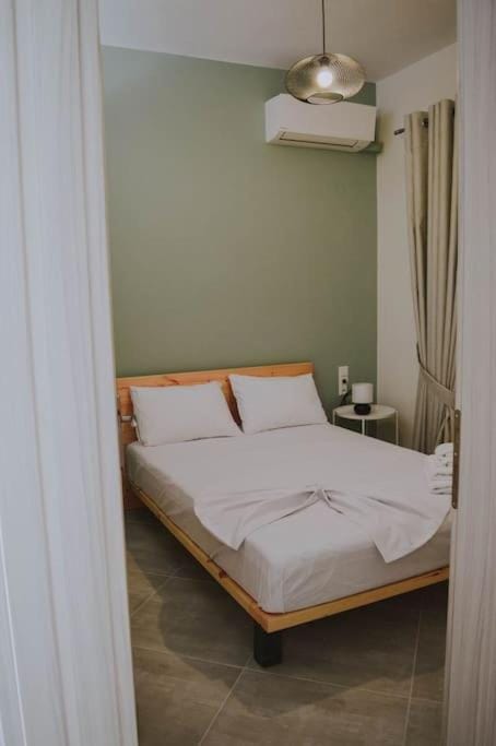 Bed, Photo of the whole room, Bedroom, towels, air conditioner