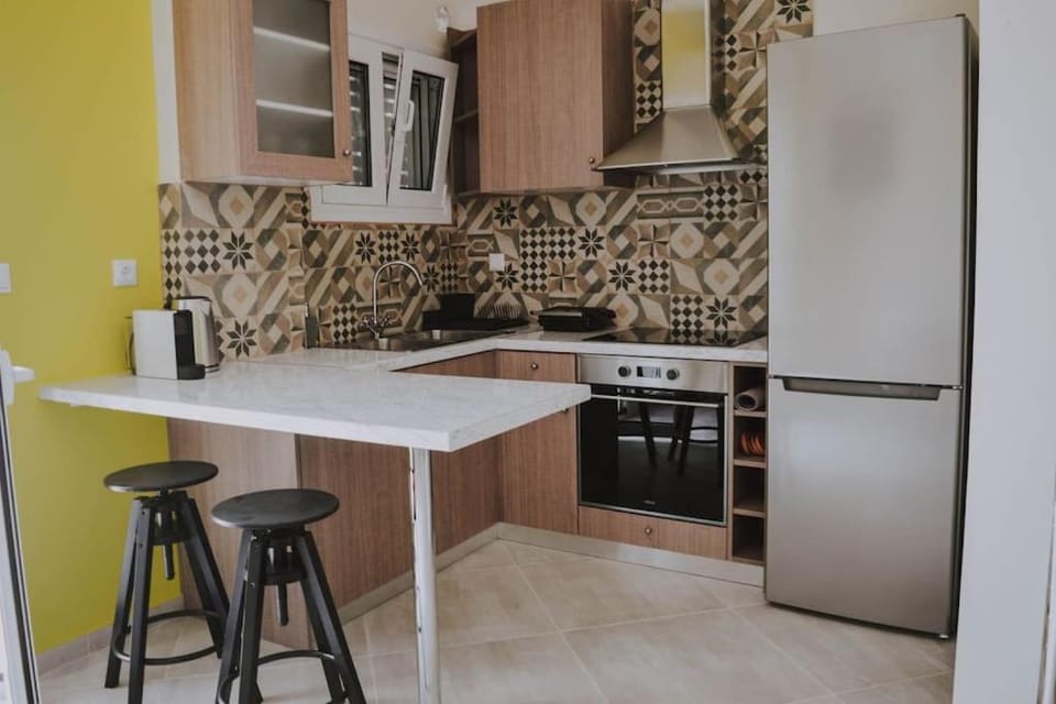 Coffee/tea facilities, Kitchen or kitchenette, Dining area, oven, stove, toaster