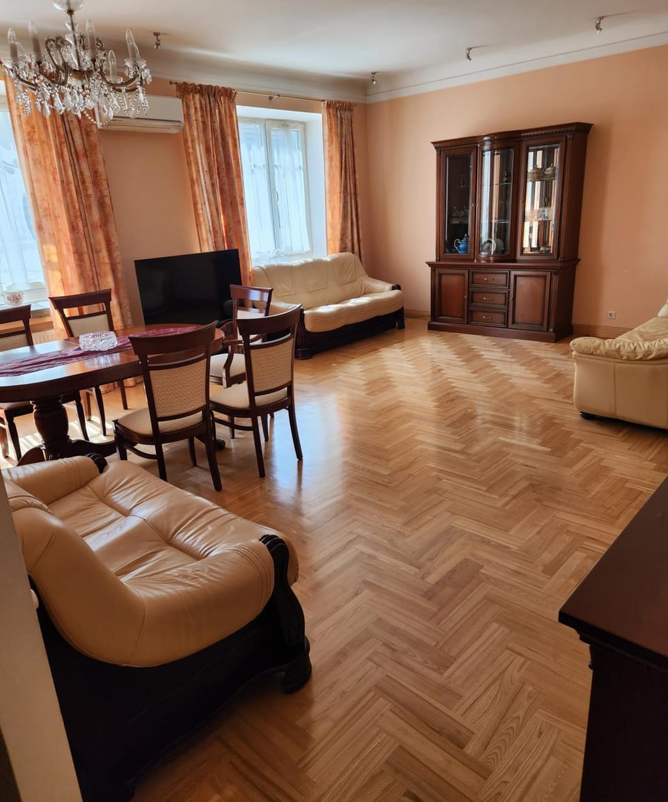 Bed, TV and multimedia, Living room, Photo of the whole room, Seating area