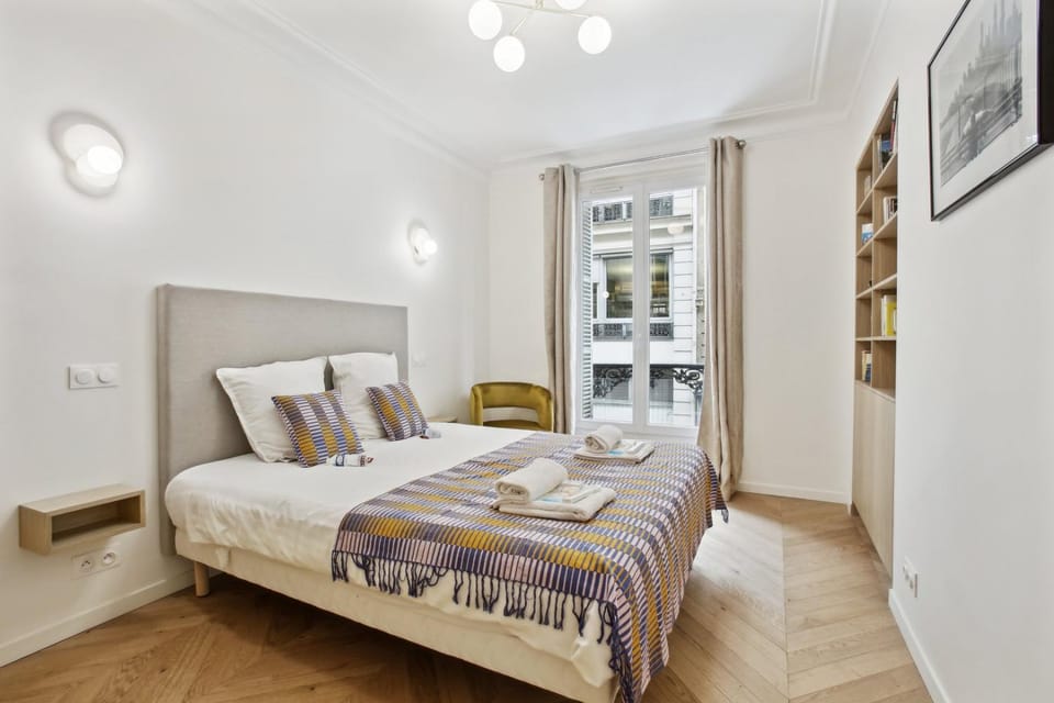 Bed, Bedroom, towels
