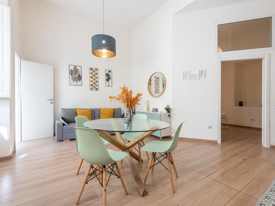 Seating area, Dining area