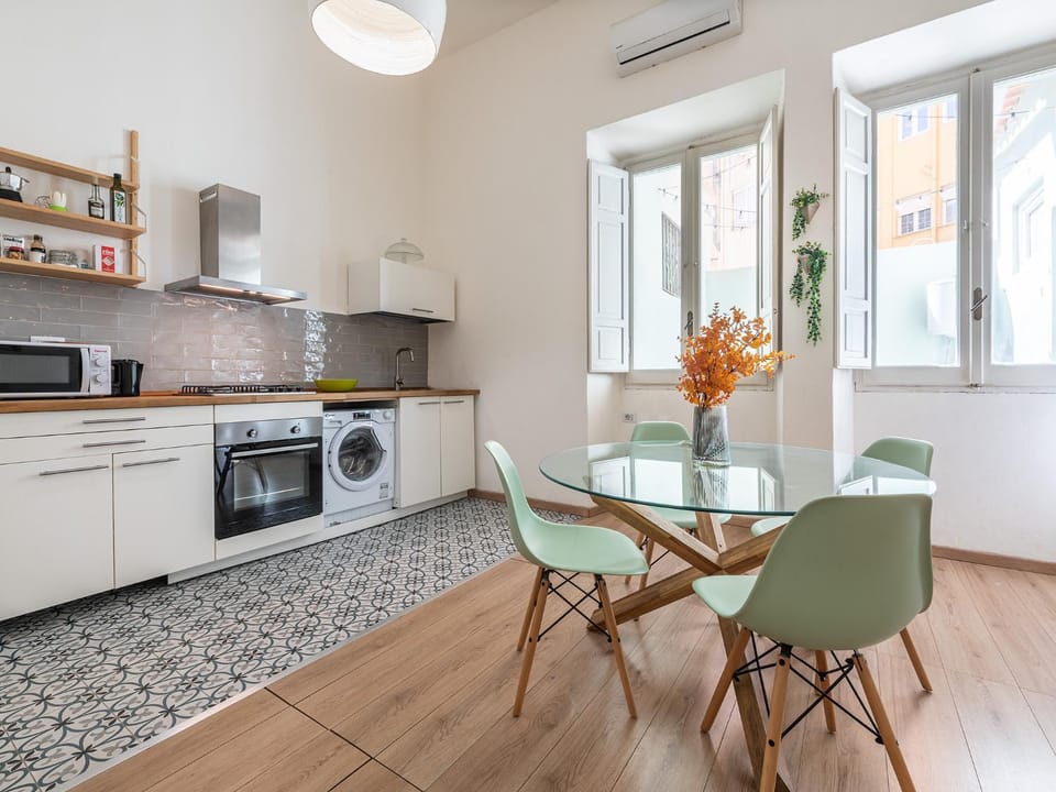 Kitchen or kitchenette, Dining area, washing machine