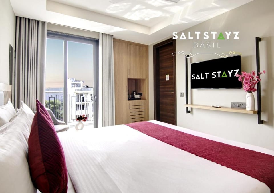 Bed, Property logo or sign, TV and multimedia, Coffee/tea facilities, Balcony/Terrace, Photo of the whole room, Bedroom, Text overlay, City view, wardrobe