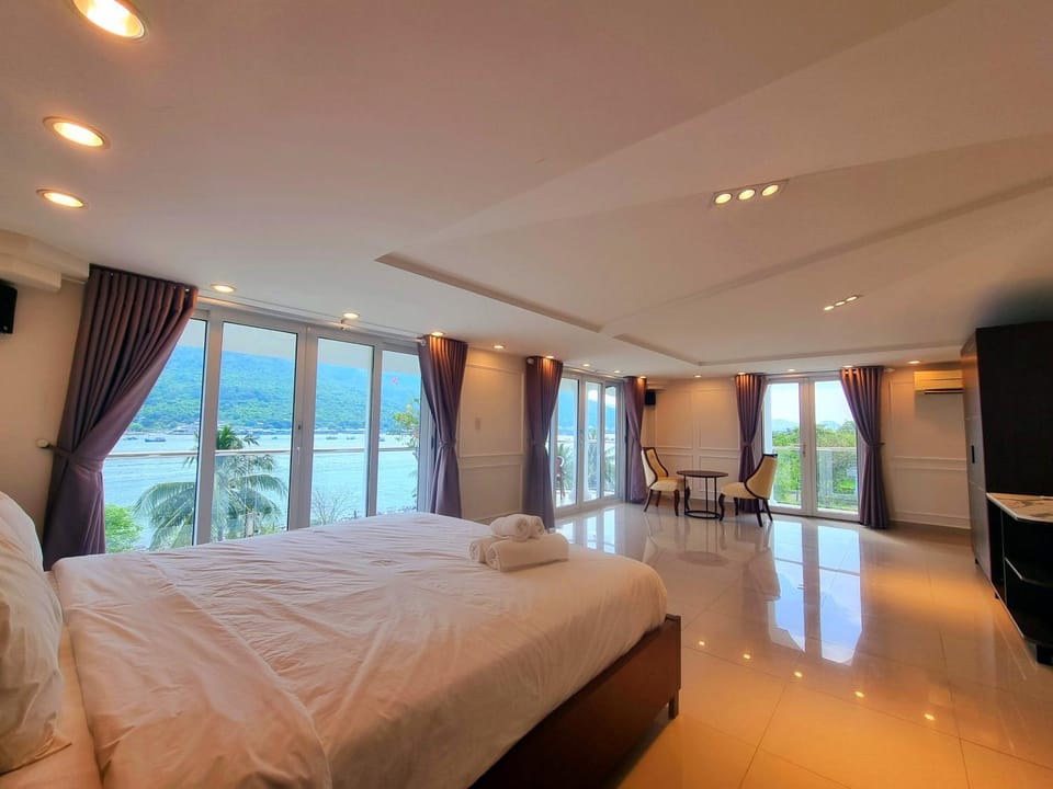 Bedroom, Mountain view, Sea view