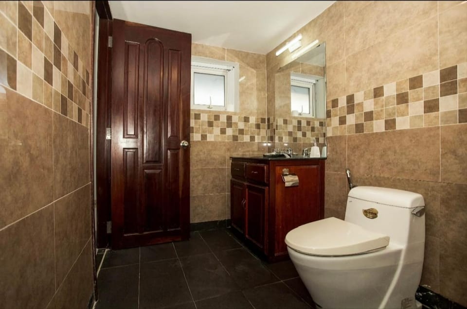 Shower, Toilet