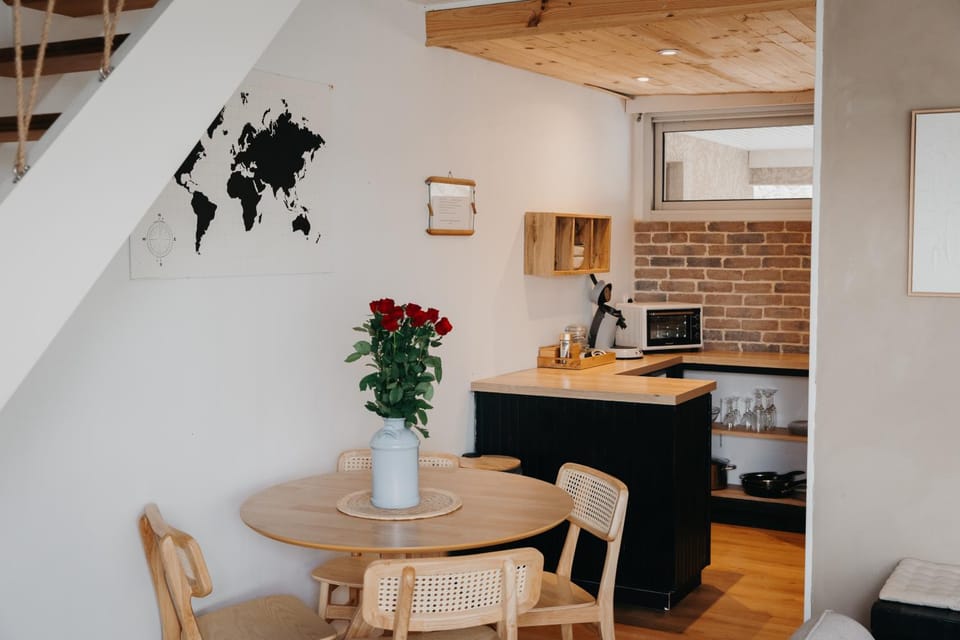 Kitchen or kitchenette, Living room, Seating area, Dining area