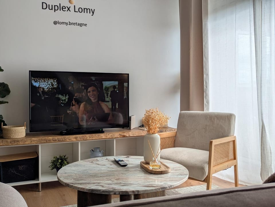 People, TV and multimedia, Living room, Seating area, internet