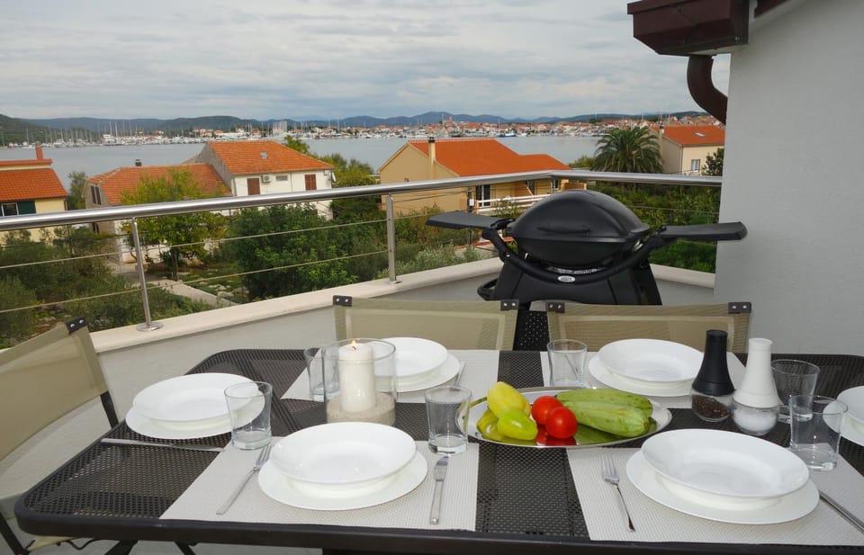 Natural landscape, BBQ facilities, BBQ facilities, View (from property/room), Balcony/Terrace, Dining area