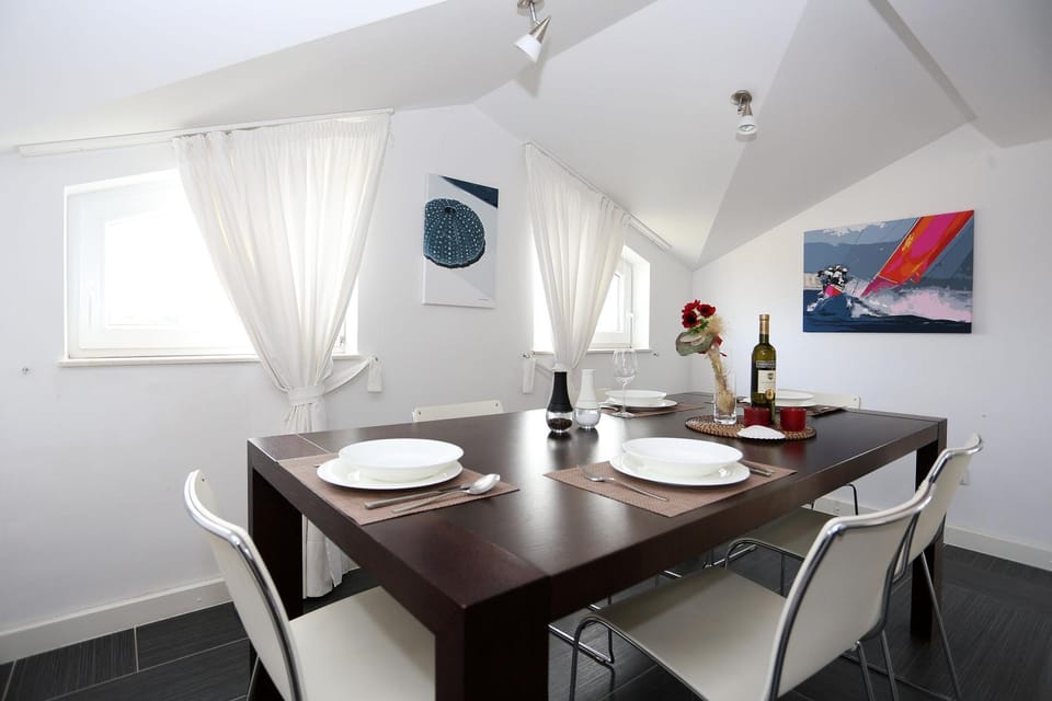 Seating area, Dining area