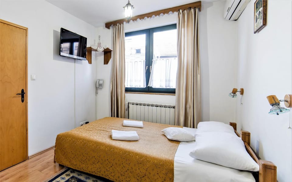 Bed, TV and multimedia, Bedroom, internet, towels, wardrobe, air conditioner