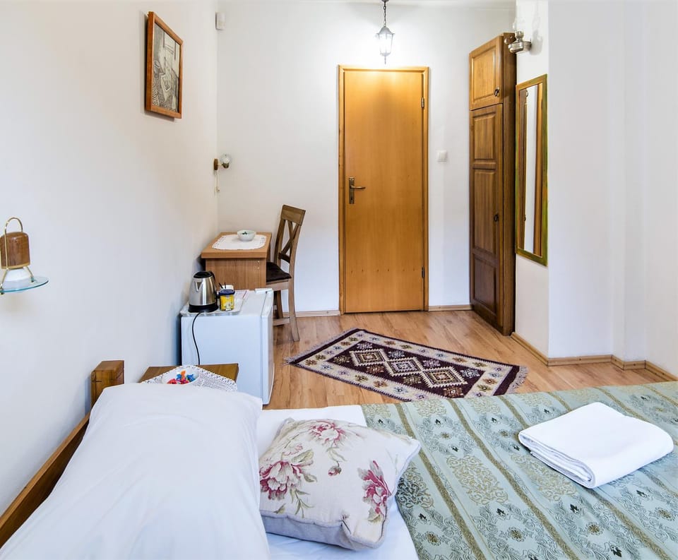 Bed, Bedroom, towels, wardrobe