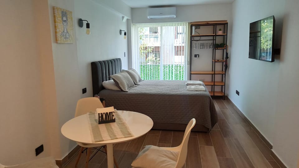 Bed, TV and multimedia, Balcony/Terrace, Living room, Photo of the whole room, Dining area, Bedroom, towels, air conditioner