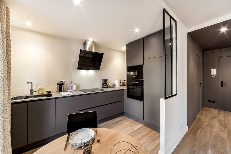 Coffee/tea facilities, Kitchen or kitchenette, oven, stove