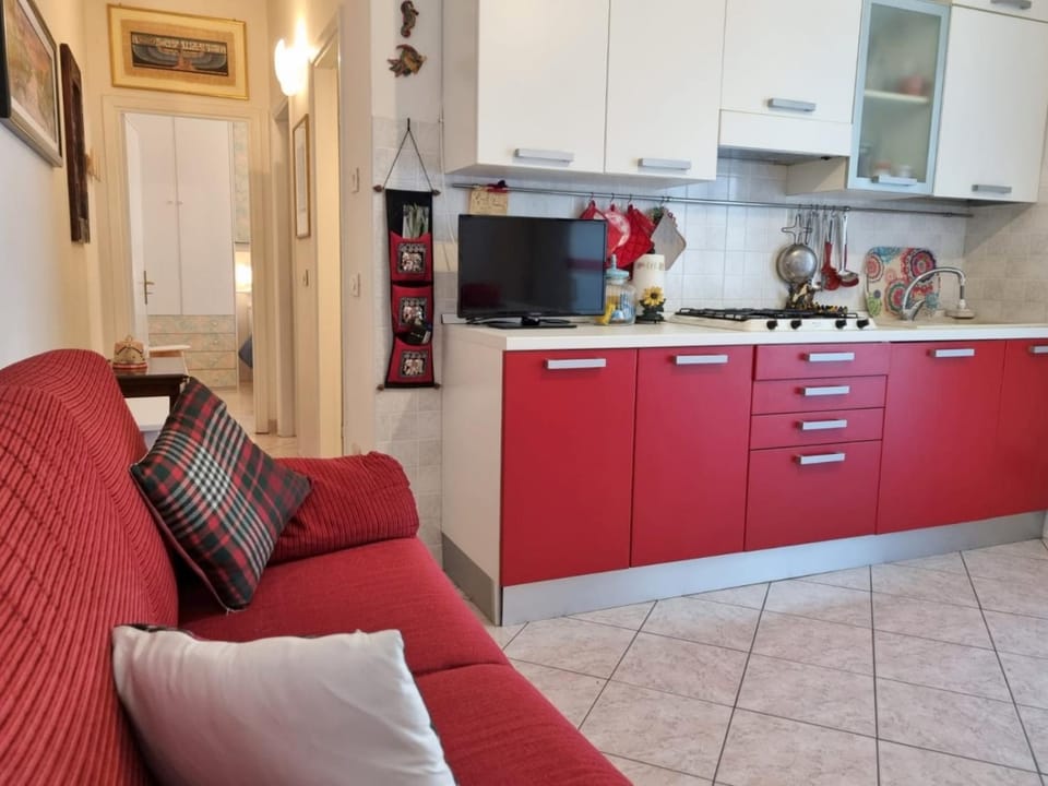 TV and multimedia, Kitchen or kitchenette, Living room, Seating area, Dining area, stove, air conditioner