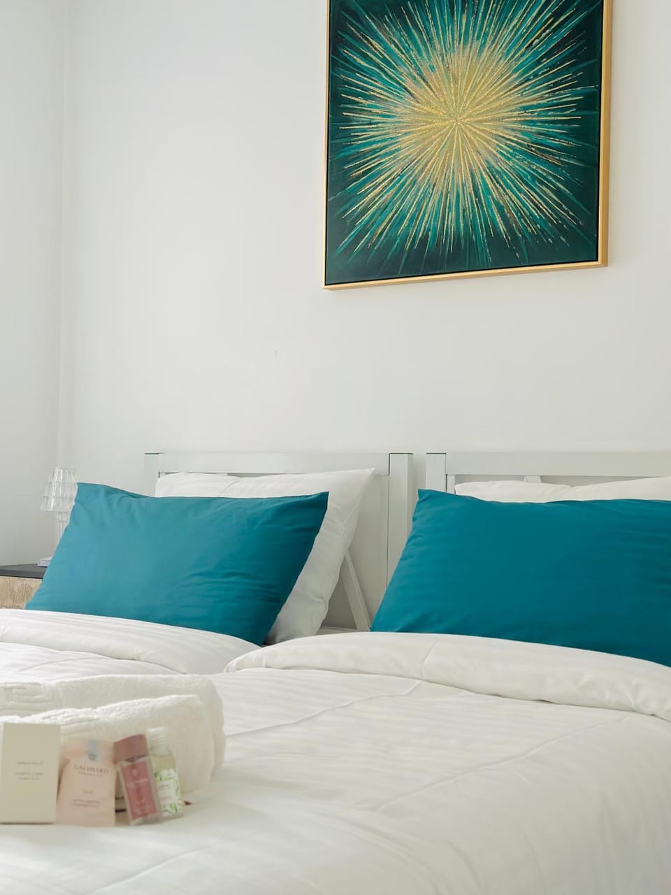 Bed, Bedroom, towels